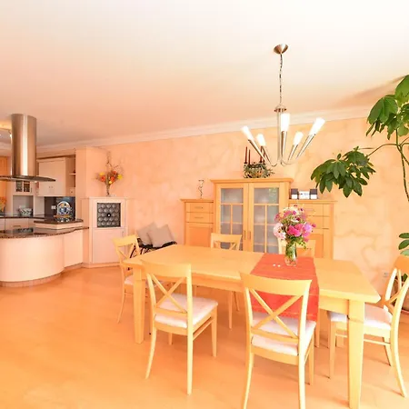 Charming With Terrace In Semesterbostad *